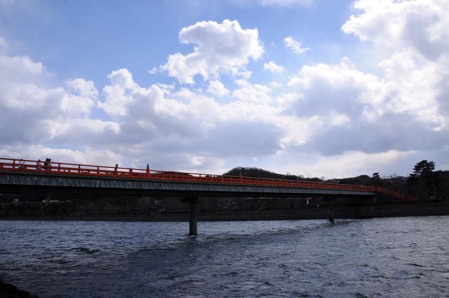 宇治上神社から宇治川の畔へと出た。<br />目の前には、中洲に架かる朝霧橋が見えた。<br />その橋を渡れば左岸にある平等院に行けるが、他にも訪れてみたい場所があるので通り過ぎる。