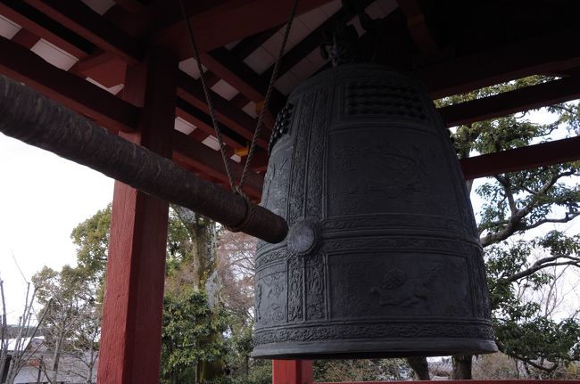 境内を歩いていると、大きな梵鐘があった。<br />国宝とあったが、そこにあったのは複製だった。<br />本物は境内にある平等院ミュージアム鳳翔館に展示してある。<br />平安時代の12世紀に鋳造されたもので、『姿の平等院鐘』として日本三名鐘の一つに数えられているそうだ。<br />鳳翔館には、国宝の鳳凰なども展示されていた。