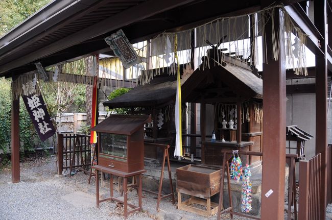 あがた通り沿いを宇治橋のほうへ歩いていくと、橋姫神社がある。<br />祭神は瀬織津媛（橋姫）で、水神である摂社住吉社と並んで祀られていた。<br />宇治橋が架けられた当時に創建されたらしいが、その当時はもっと上流にあり、その後は長く宇治橋の中ほどにあった三の間に祀られていたとのこと。<br />縁切りの神様で、この神社の前を恋人同士で通ったり、宇治橋を一緒に渡るのは禁忌という説もある。