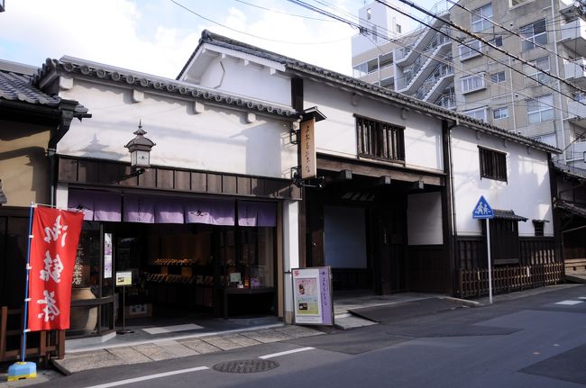 宇治橋通り商店街へと入りJR宇治駅へと向かう。<br />途中にあった上林記念館の入り口に建つ長屋門は、江戸時代、幕府や朝廷の御用茶師を務めた上林春松家のもので、元禄年間に再建されたものだそうだ。<br />お茶師構えの唯一の遺構とのことだ。