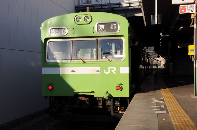宇治駅から、JR奈良線の普通電車で六地蔵駅へと向かう。<br />やってきた電車は、首都圏では５年以上も前に姿を消した車両だった。<br />そんな車両がまだ現役で活躍しているのは嬉しいものだ。