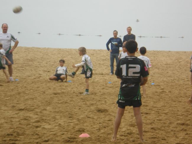 小さな子供たちの元気な声が聞こえてきます。ラグビーの練習でした。香港セブンスが近づいているので、盛り上がっていました。