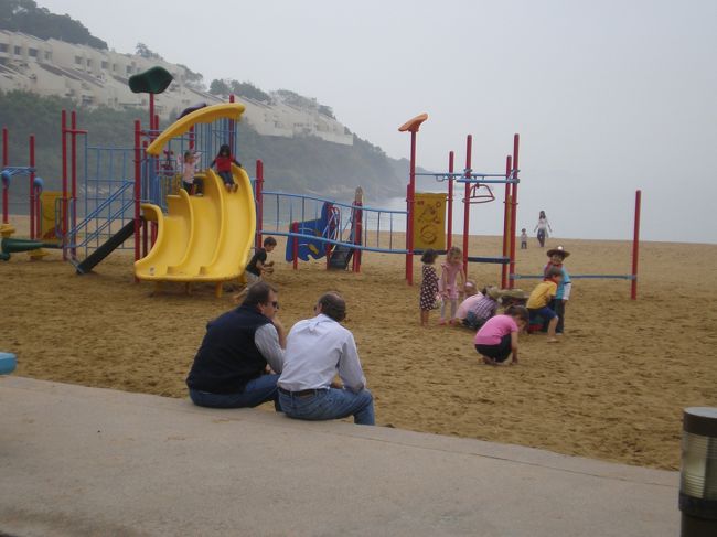 さらにビーチを行くと、木立の間にヨットが並んでいるところがあり、その前は小さい子のための公園になっていました。