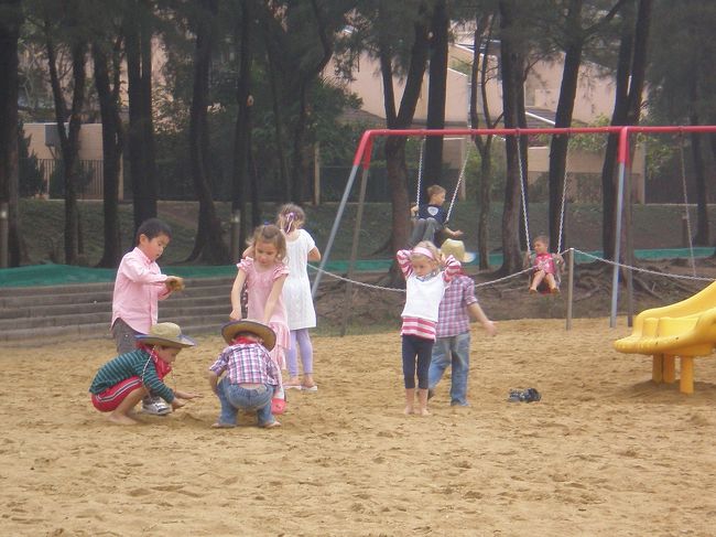 滑り台の前で、数人の子供たちが遊んでいました。