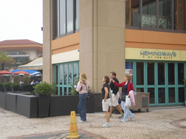 Ｄデッキの方に戻ると、こちらはビーチに面したバー、ヘミングウェイズ。朝から飲んでいるお父さんも。