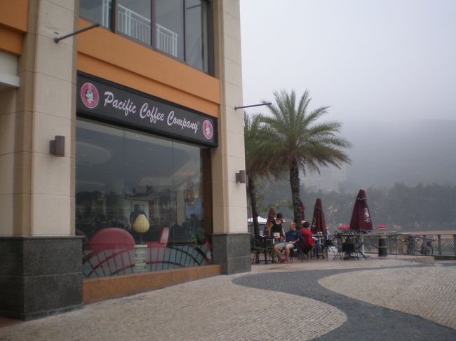 反対側には、コーヒーが飲めるパシフィック・カフェがあります。店内から眺める景色がいいです。