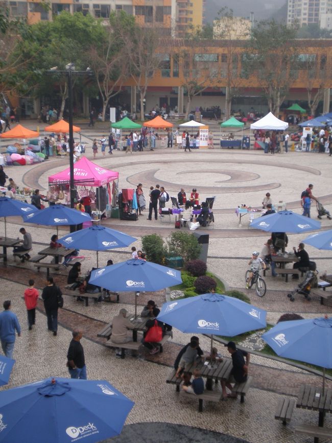 Ｄデッキ裏は円形広場になっています。青のパラソルは常設のピクニック場所。それ以外がバザーで特設されたものです。