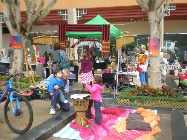 民族楽器が並べられた店では、小さな子供たちが楽器を鳴らしておおはしゃぎ、楽しそうでした。