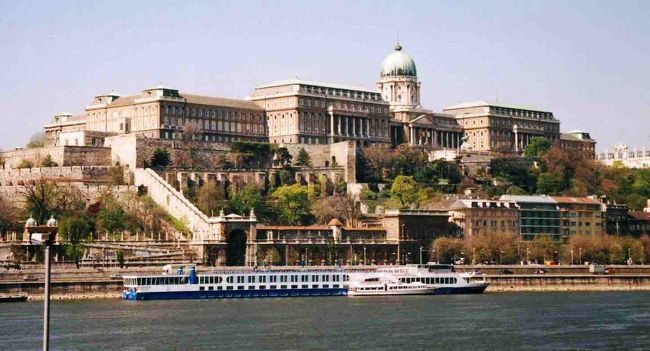 ドナウ川をはさんで王宮が見えます。