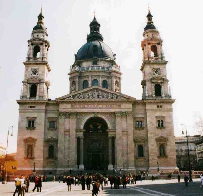 聖イシュトヴァーン大聖堂。<br />この建物の中の聖なる右手の礼拝堂に初代ハンガリー国王の聖イシュトヴァーンの右手のミイラが保管されています。ミイラは小さすぎて、ちゃんと確認できず。