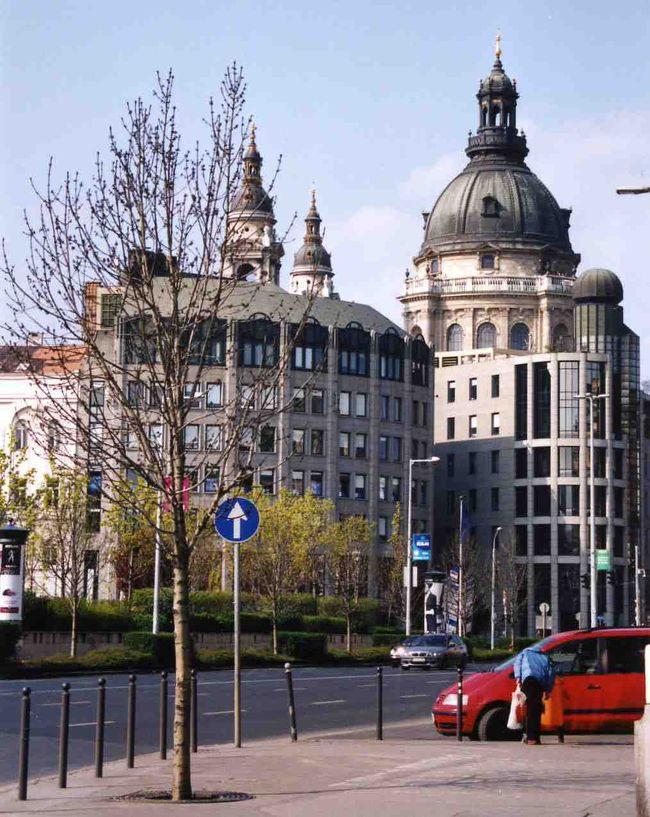 奥の建物は国会議事堂。