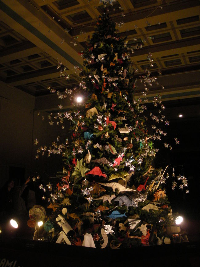 the cristmas tree in the natural history museum,<br />Origami tree