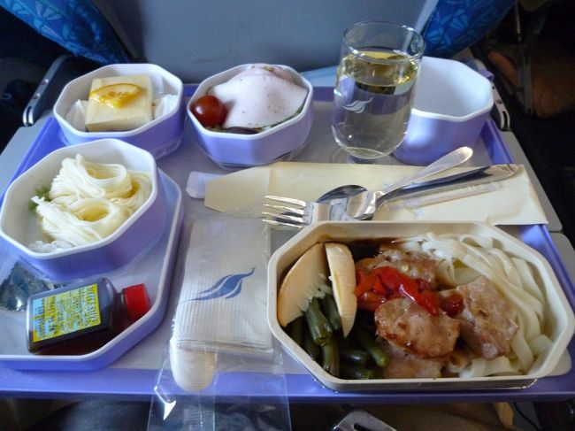 食事です。　ちゃんとメニューも配られ、<br />オードブル　パストラミチキンとロシア風サラダ　卵ヌードル　<br />メイン　　　チキン　筍とインゲン豆ときしめん<br />デザート　　オレンジムースのカシスソース添え<br /><br />