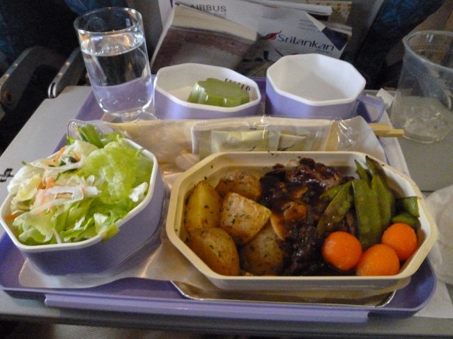 ２食目<br />サラダ<br />メイン　　　牛肉のグリーンペッパーソース<br />デザート　　グリーンティプリン<br /><br />食事は二度、どちらも美味しくいただきました。　CAは民族衣装のサリーです。　インドのサリーとは着方が違います、ウエストにポイントが。