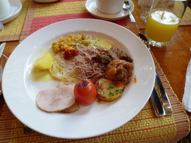 今朝はスリランカ風にしました。野菜がソースと良くあって香りも上品で、さすがに　シェラトンホテル。<br />日差しの中　池を眺めながら、