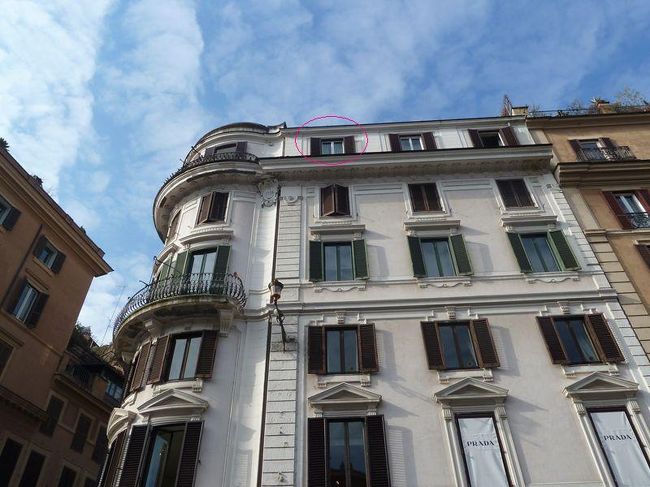 スペイン階段の目の前、カフェグレコ・PRADAの上に位置します<br />泊った部屋はピンクの丸のところ<br /><br />部屋がある建物はレセプションとは違う建物になります<br />誰にもわからない入り口<br />夜と休日はロックがかかるので、ホテルの人に開けてもらわないと入れませんが、セキュリティがしっかりしてて安心でした<br /><br />動画は建物から出たところ<br />真っ暗な所からいきなり賑やかなコンドッティ通りに出ます<br />http://www.youtube.com/watch?v=X8MeC_HtyNM