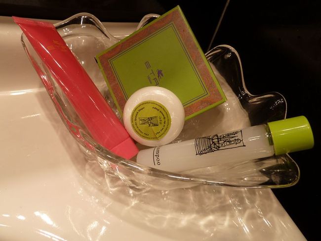 アメニティーにもスペイン階段が描かれていて可愛いです<br />シャワージェルとクリームはETOROでした