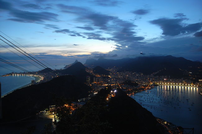 ポンジアスーカルからのリオの夜景（リオデジャネイロ）<br />右上に光るのはコルドバードの丘のキリスト