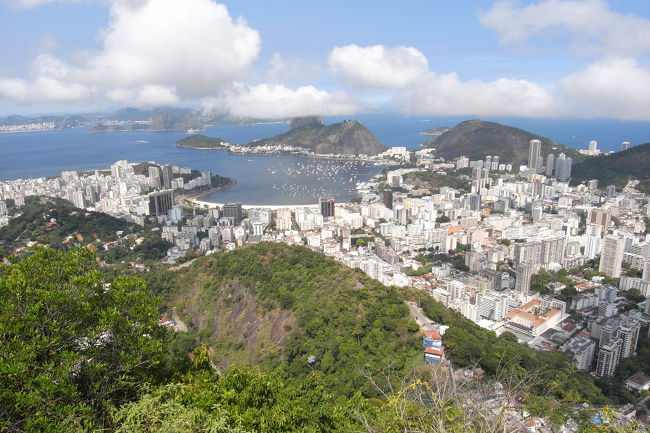 コルドバードの丘からのリオ（リオデジャネイロ）<br />奥の双子の山はポンジアスーカル
