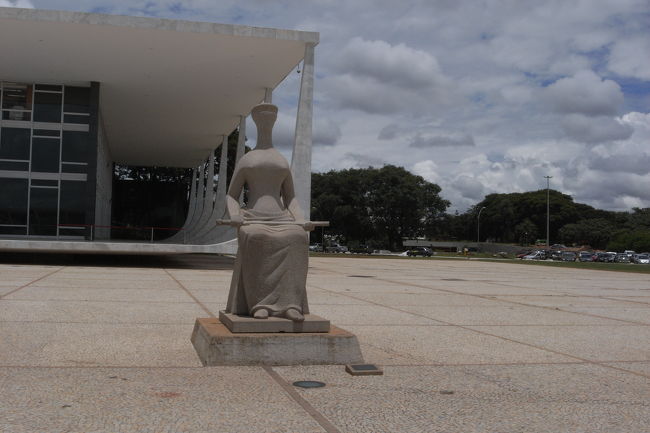 目隠し裁判の像（ブラジリア）