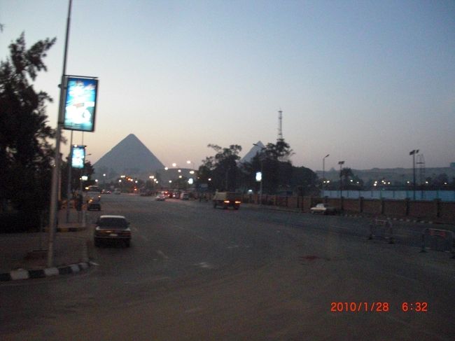 5時30分にバイキング形式の朝ごはん。<br />お水の関係上、生野菜は食べないでください とのこと。 <br /><br />6時15分、うっすらと明けてきた街をバスで離れます。 <br /><br />ギザから、225キロ、砂漠通りを3時間30分かけて地中海沿いのアレキサンドリアへ向かいます。 <br /><br />街を出るとすぐに、ピラミッド!!!!! <br />街中から、普通にピラミッドが見える！ <br />エジプトに来たんだなぁ♪ <br /><br />すご〜い！