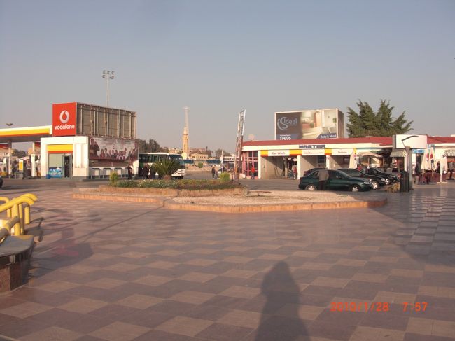 朝8時ころ、いったんおトイレ休憩。<br /><br />暑いと思ってたけど、寒い！<br />日本の11月くらいかな〜。<br /><br />なんか、想像していたエジプトと違う風景だな〜。<br />