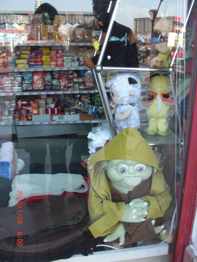 小さな、コンビニ？みたいな所に飾られていたヨーダ。<br />他にも、不思議なキャラクターが沢山ありました。<br />エジプトは、親米だもんね。<br />スターウォーズ…好きなんだな。