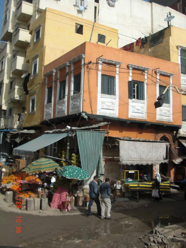 さて、もう10時になりました。 <br />有名なアレキサンダー大王が作った北の街 <br />アレキサンドリアに到着です。 <br />運転手のアリさん、お疲れ様！ありがとう。<br /><br />アレキサンダー大王って、懐かしい響きだなぁ。<br /><br />バスを降りると…なんか、臭い。<br /><br />