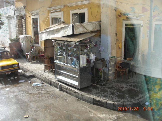 まずは、初の観光地。ここは、写真撮影禁止。 <br />『カタコンベ』 日本語で言うと、 「地下の墓」って意味なんだって。 <br /><br />地下３階にあるお墓。 <br />昔は華族の墓だったけど、普通の人の墓にもなったらしい。 <br /><br />入るとすぐに広場になっていて <br />顔のないスフィンクスとか置いてあるけど、 <br /><br />『学者たちが発掘して、場所が無いかららただ置いてあるだけです。 カタコンベと関係ありません』 <br /><br />っえぇ〜!いい加減！<br /><br /> 螺旋階段を地下３階まで降りると、 <br />左手に墓の中で飲み食いする所。 <br /><br />素焼きの大皿で食べてたけど<br />でも、墓で食べた皿を家に持って帰りたくないから、 <br />そのお皿を割って帰ったそうな。 <br />じきに、割ったお皿は山となって <br /><br />現地人は、「カタコンベ」は通じなくて、 <br /><br />「素焼きの皿を割って出来た山」 (そのまんまかいっ！) <br /><br />ってアラビア語で言わないと、わからないらしい。 <br /><br />奥に行くと、墓の守り神のメドューサと蛇のレリーフ <br /><br />左右に男と女の像。 <br /><br />３方に囲まれた部屋に <br />左右に同じレリーフで、犬の神とそれを守ってる、奥さん。 <br /><br />中央にミイラを作ってるレリーフ。 <br />ミイラの神アヌビスが、内臓取り出してる、のとお手伝いでホルス神。 <br /><br /><br />違う部屋は、ひたすら墓室。 <br />なんか、生ぬるい風。 <br />なんかいそう…。 <br /><br />マッハで見て、終了しました。 <br /><br />