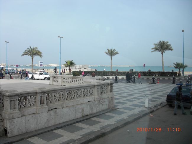 海が見えてきました！<br />初めての地中海です。<br /><br />初地中海が、エジプトとは思いませんでした。<br />エジプトって、地中海ってイメージが　あまりなくて。