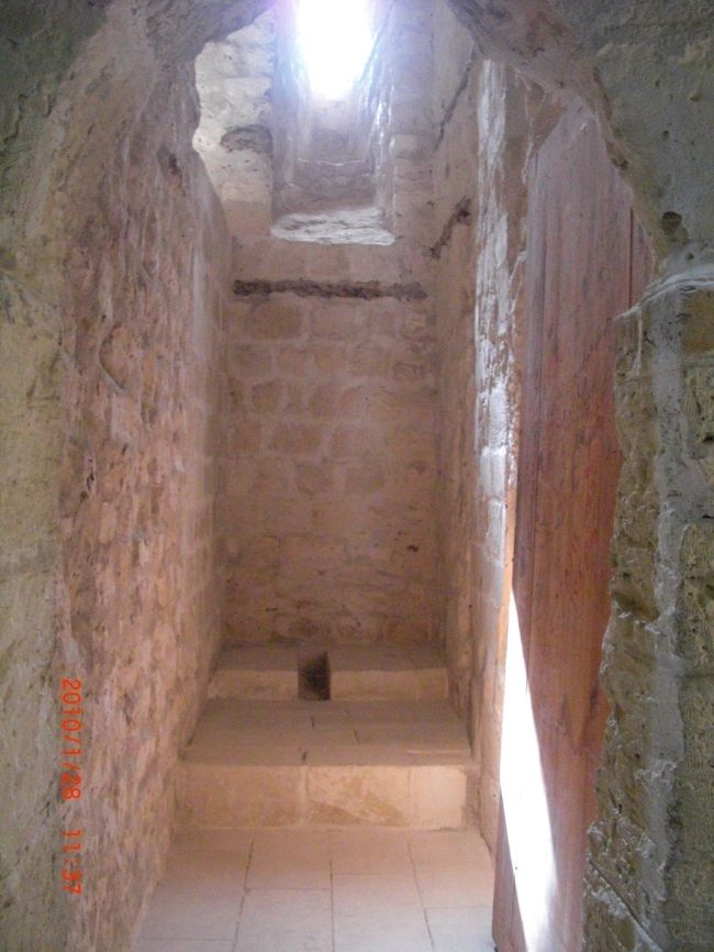 ここが、おトイレ。<br /><br />言われなきゃ、わかんないよね。<br />それにしても、開放的なトイレだなぁ…