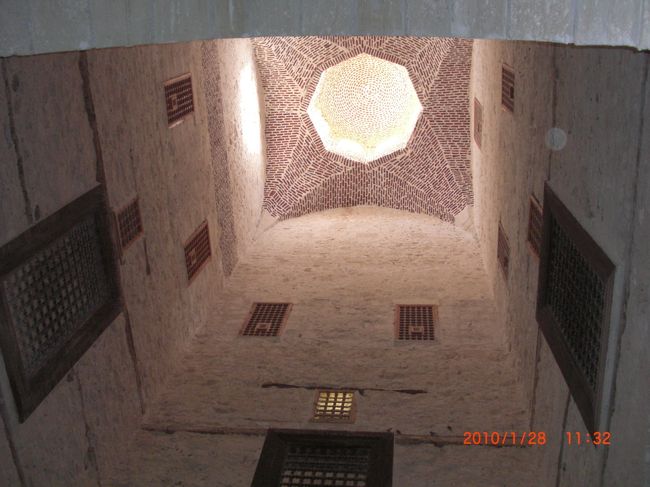 そのほか、図書館とか、 <br />シャワールーム兼チョメチョメする所を…<br />色々案内してくれました。<br /><br />ただ、ここで注意！<br />私は、父と一緒なので大丈夫ですが<br />同じツアーの一人旅の女の子が1人で見学していたら<br />レイプされかけたそうです。<br /><br />大声を出したら、他の人が助けてくれたそうですが。<br />レイプや、強盗目当てにいる現地人もいます。<br /><br />決して1人にならないでくださいね。