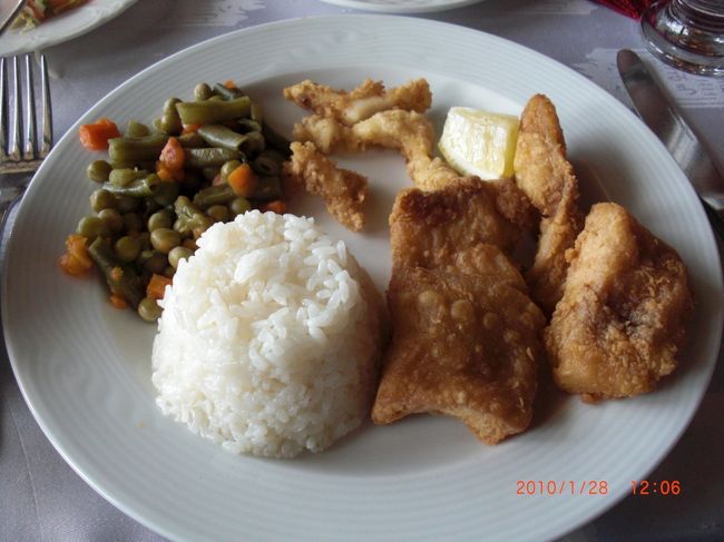 魚とイカのフライ<br />ライス（たぶん洗っていないんでしょうね、ぬかの臭いがします、苦手でした）<br /><br />他にも、パン