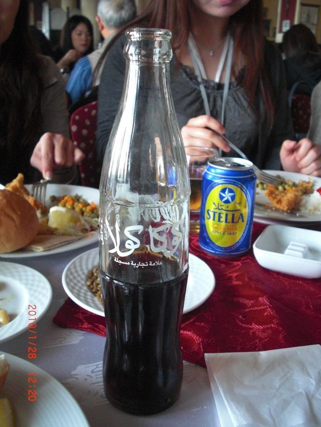 イスラムの国なので、アルコール類は一切ありません。<br /><br />アラビア文字で「コカコーラ」と書いてあるんでしょう。<br />なんか、新鮮！<br /><br />でも、日本語で「コカコーラ」って書いてあるのと一緒か。<br />外国人は、やっぱり面白いと思うんだろうな。