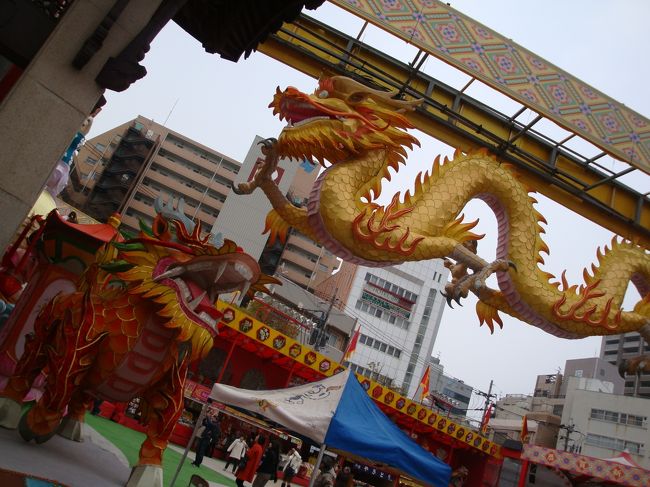 駐車場に停めるまでウロウロ廻る。。。<br /><br /><br />どうにか、会場に着くまでは雨は降らず、天気は曇り。。。<br /><br />湊公園会場到着！