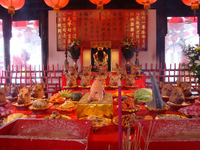 豚の頭が、お供え物で祭ってあります