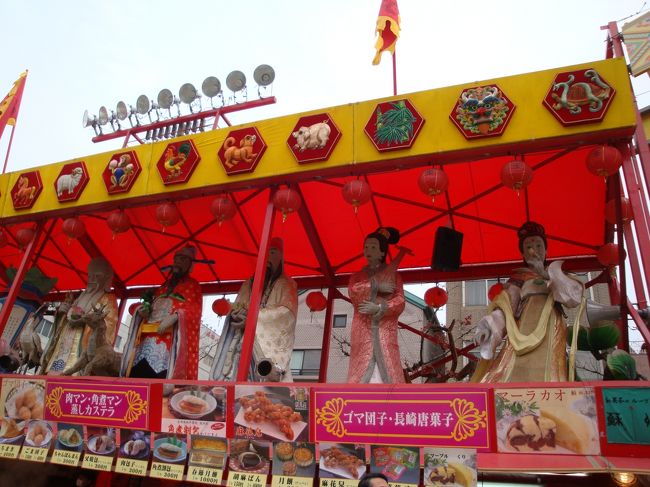 お店が並ぶ上部にも、ランタン人形が。。