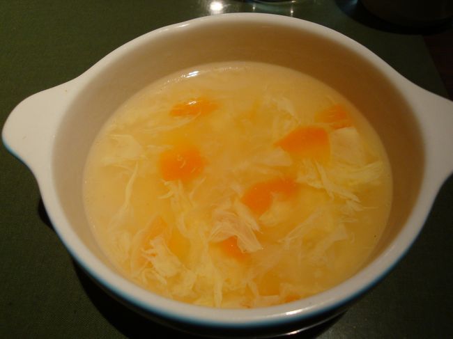 まずは、野菜入りコンソメスープ