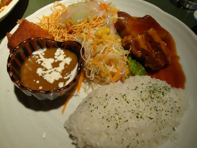 竜馬のトルコライス<br /><br /><br />皿うどん、豚の角煮、カレー、ハトシ、サラダ、ライス<br /><br /><br />初めて食べた、ハトシは、あまり好きではなかった・・・<br /><br />って、注文の品が来て直ぐに、旦那様のスペシャルミックスの方が良かったと後悔した、私でした。。。。