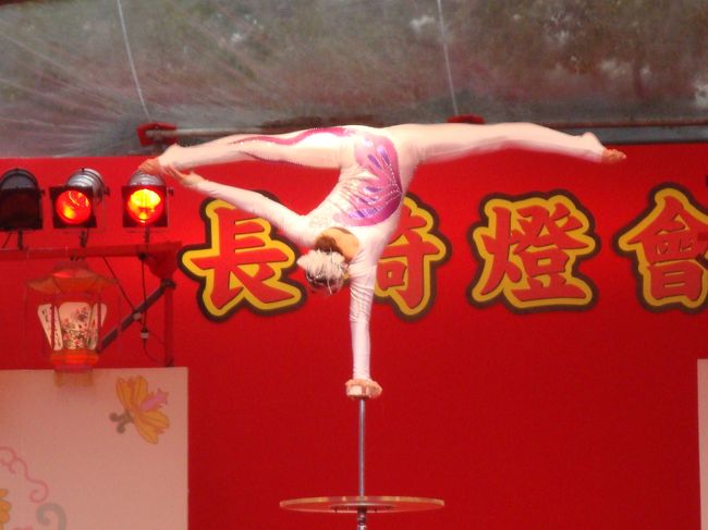 会場に戻り、イベント開始！<br /><br />中国雑技団のアクロバット！