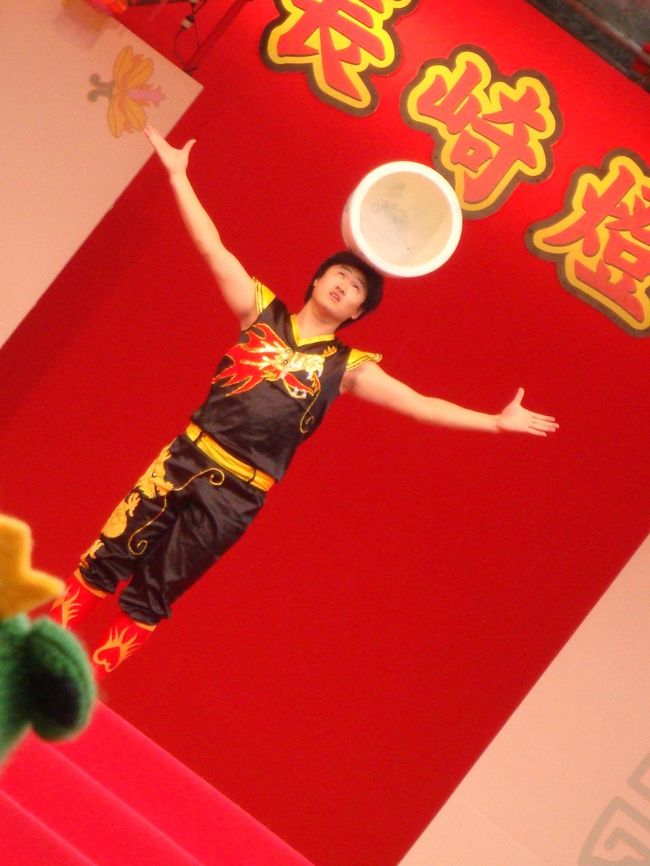 少し雨が降り出してきました・・・よ・・<br /><br /><br />重たい樽も軽々と！