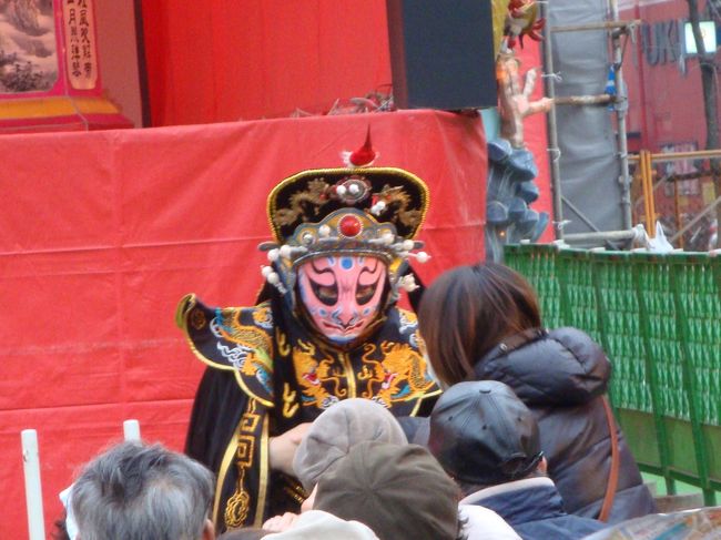 ステージから降りて、お客さんの前で変面披露！