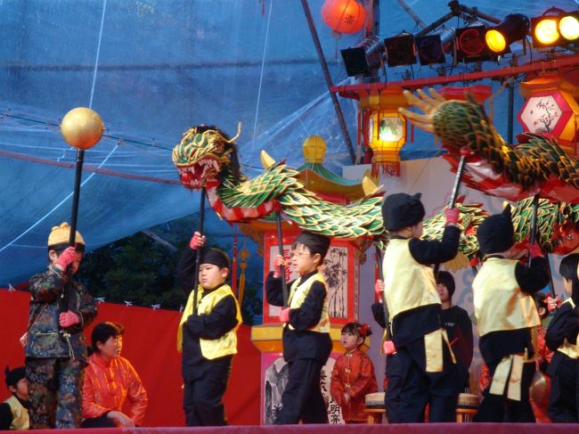 大分日が暮れ、子供たちの龍踊り開始