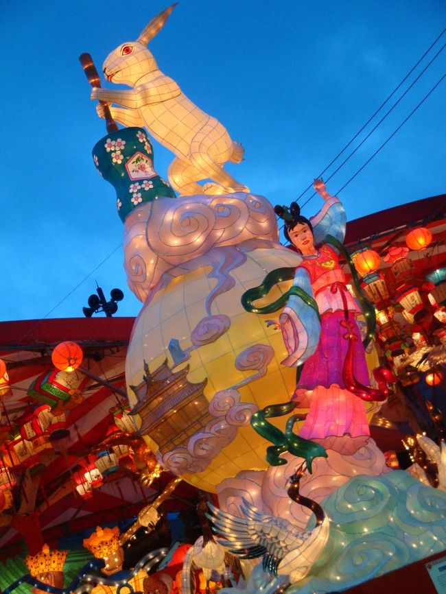 子供たちの、龍踊りが終わって、少しして、次のイベント、二胡演奏が始まるので、旦那様と姑を会場に置き、１人探索へ出かける＝３＝３<br /><br /><br /><br />兎もライトアップされたよ