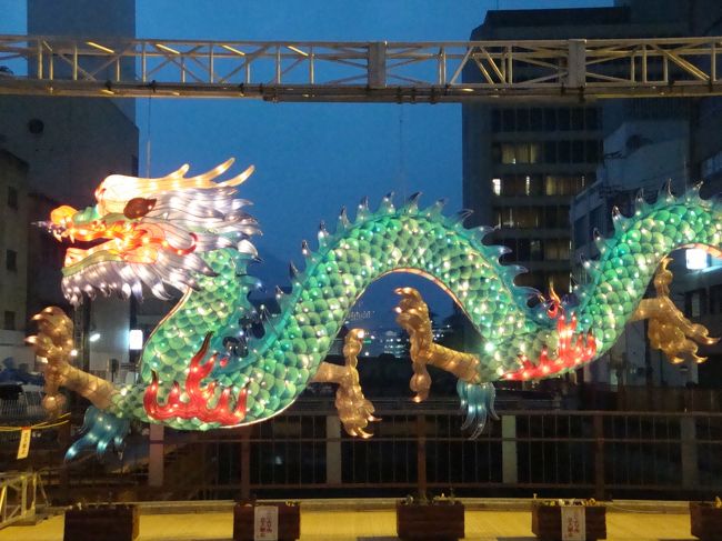 龍も、ライトアップされています<br /><br />綺麗ですが、雨が本降りになり。。。