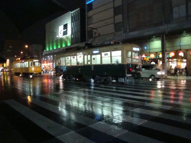 少し、小ぶりになるまで待ち、龍踊りが始まる前に会場に戻るが、イベント中止になっていた。。。。<br /><br /><br />中央公園会場の、龍踊りを見に行く事にし移動＝３＝３