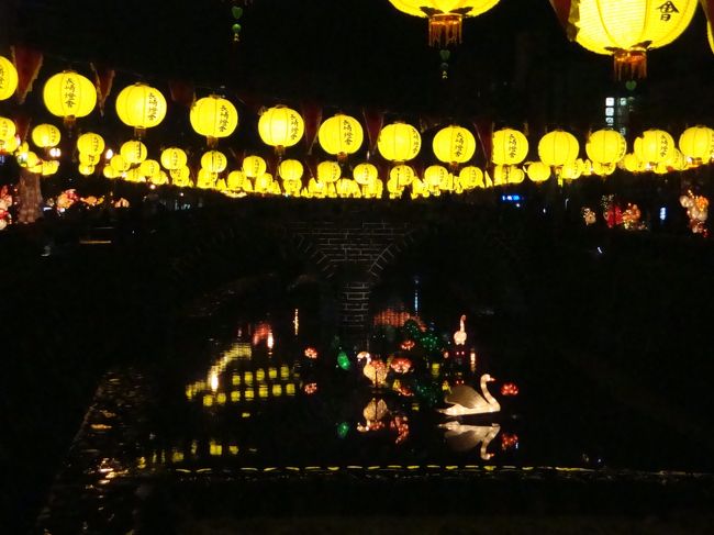 眼鏡橋・・・<br /><br />ランタンが灯ったら凄く綺麗だろうなと、楽しみだったのに、川の水が増え、せっかく水面に飾ってあったランタンは、水の中に消え、電器がショートしてしまったようで。。。<br /><br />明かりが全くつかないランタンが多く、実行委員会の方だろうか、電話で、「何処何処の電器が消えてます」って言われていた。。。