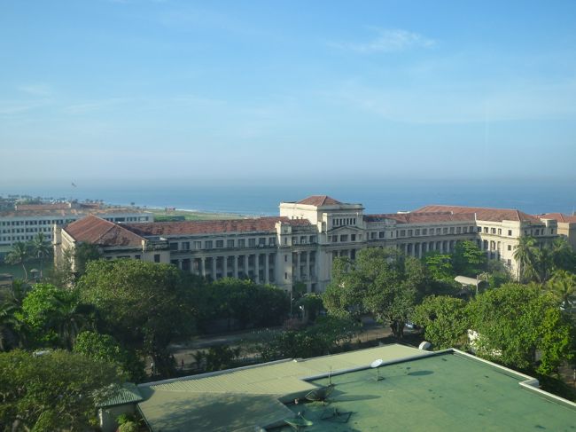 部屋の外　晴れ上がった青空、その向こうはインド洋、池の向こうの立派な建物は以前　使われていた政府のもの　さすがに　英国風。<br />昨日までは冬服、今日からは夏！