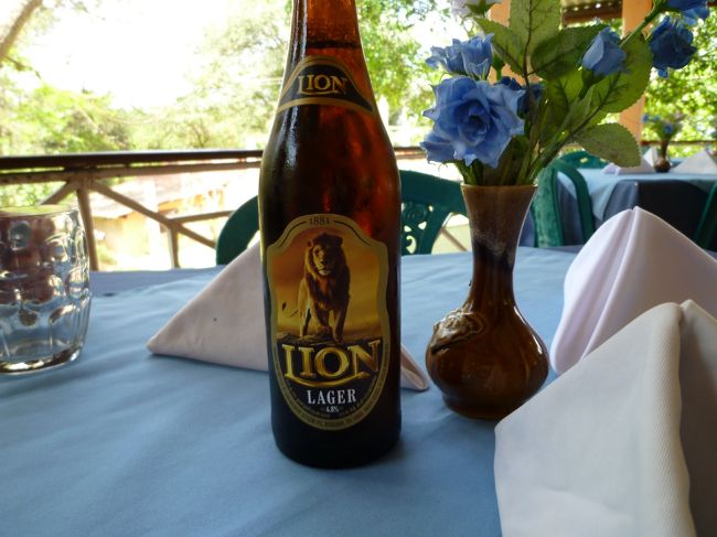 お昼です。　レストランでこちらに来て初めてのライオンビール、しっかりした味。