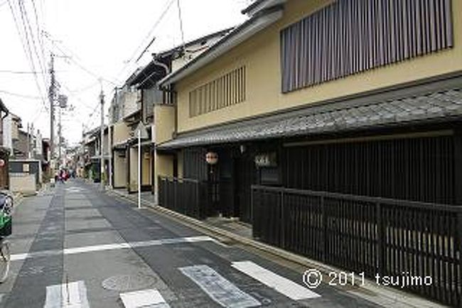 其処を左に曲がれば、京の五花街（祇園甲部、祇園東、先斗町、上七軒、宮川町）の一つ、上七軒のお茶屋街があります。